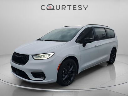 New 2025 Chrysler Pacifica Limited