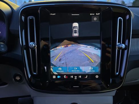 Used 2023 Volvo XC40 B5 Plus w/ Climate Package image 19