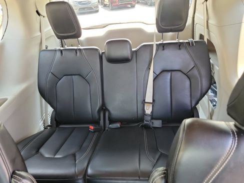 Used 2023 Chrysler Pacifica Touring-L FWD image 15