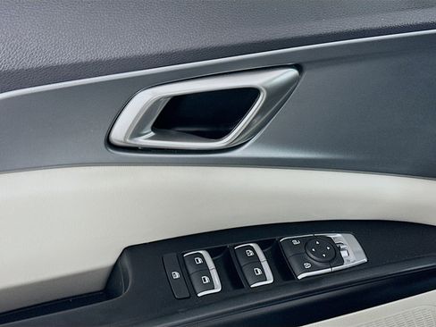 Used 2024 Kia Carnival LX image 15