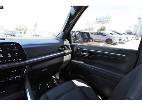 Used 2025 Chevrolet Suburban Z71 image 8