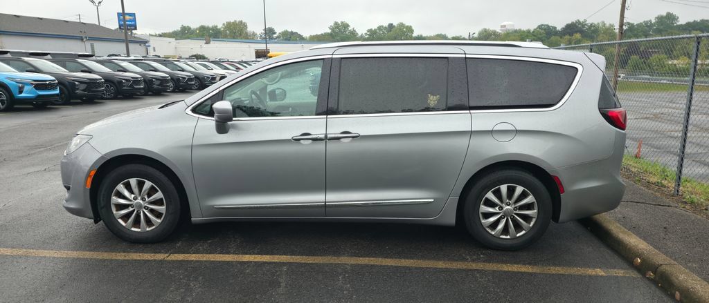 Used 2018 Chrysler Pacifica Touring-L FWD image 3