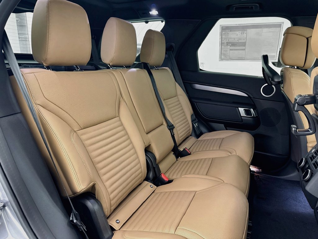 New 2026 Land Rover Discovery Limited Edition AWD/4WD image 29