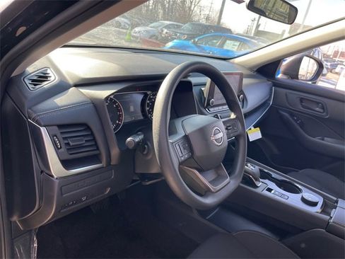 Used 2025 Nissan Rogue S image 9