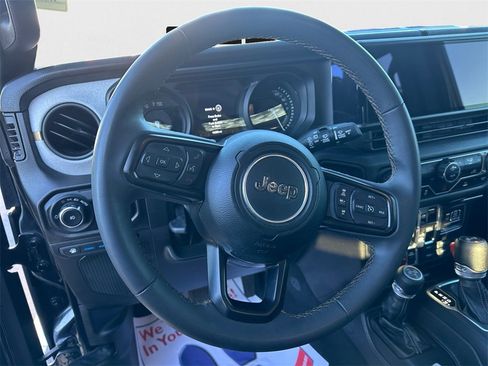 Used 2024 Jeep Wrangler Unlimited image 17