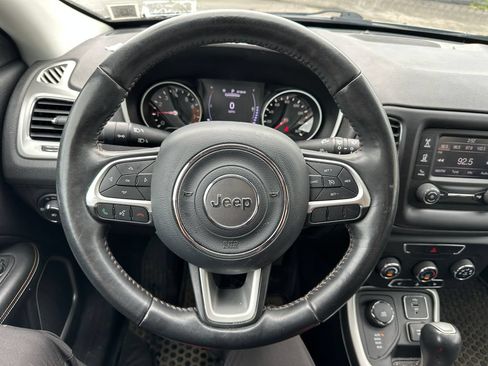 Used 2018 Jeep Compass Latitude w/ Cold Weather Group AWD/4WD image 2