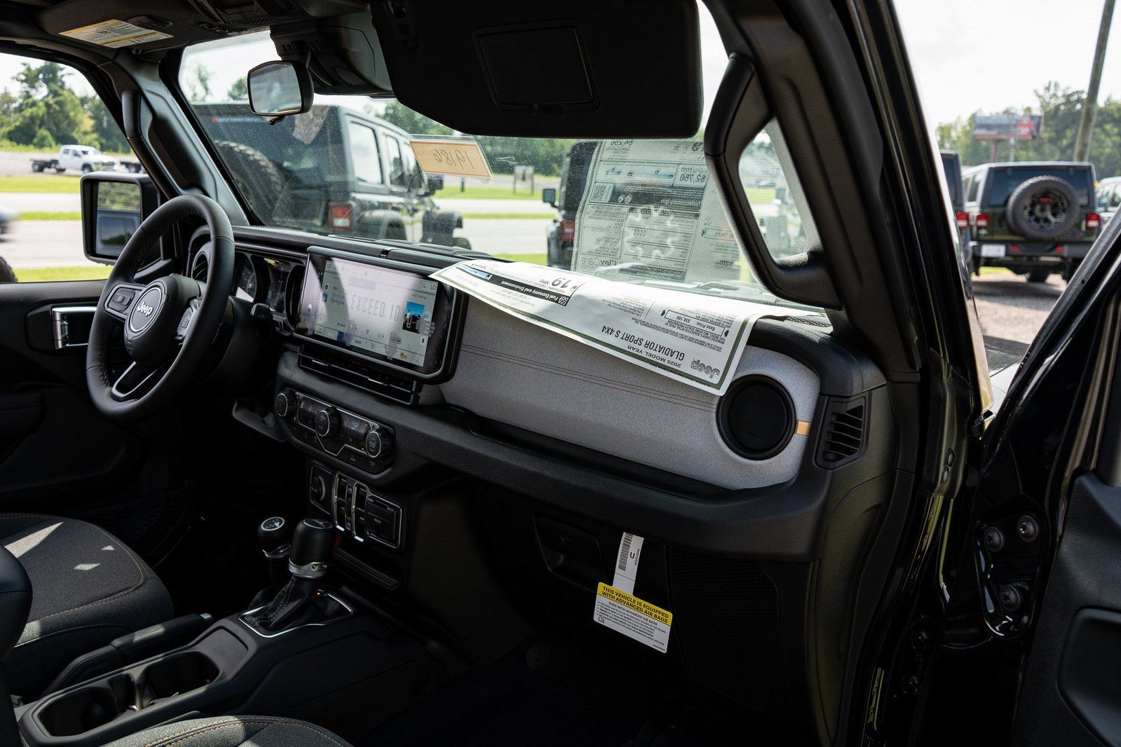 Used 2025 Jeep Gladiator Sport AWD/4WD image 21