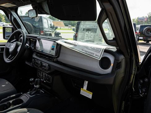 Used 2025 Jeep Gladiator Sport AWD/4WD image 21