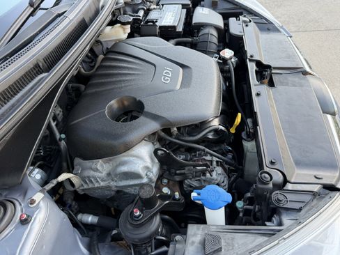 Used 2016 Hyundai Veloster 3dr Cpe Man image 35