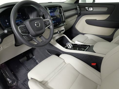 Used 2024 Volvo XC40 B5 Plus w/ Climate Package image 28