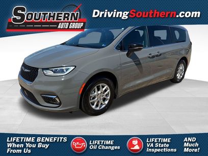 Used 2025 Chrysler Pacifica Select