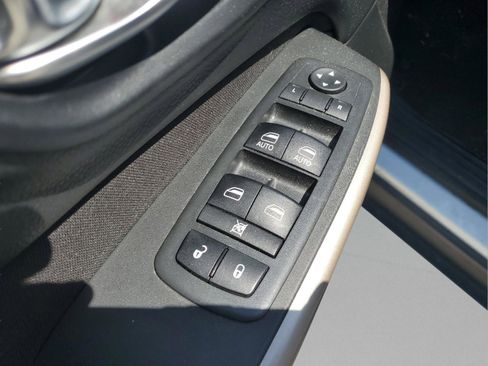 Used 2017 Jeep Cherokee Latitude FWD image 14