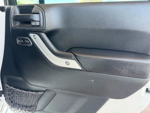 Used 2016 Jeep Wrangler Unlimited Sahara w/ Connectivity Group image 26