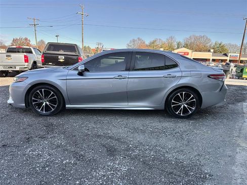 Used 2020 Toyota Camry SE image 8