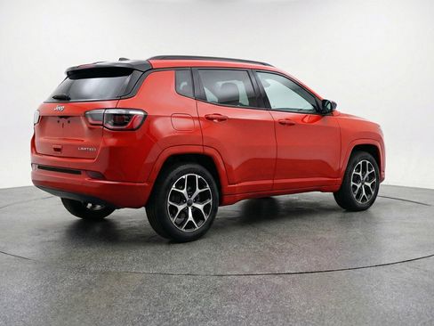 Used 2025 Jeep Compass Limited image 9