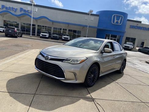 Used 2017 Toyota Avalon Touring image 4