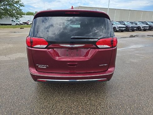 Used 2017 Chrysler Pacifica Limited w/ Advanced Safetytec Group FWD image 6