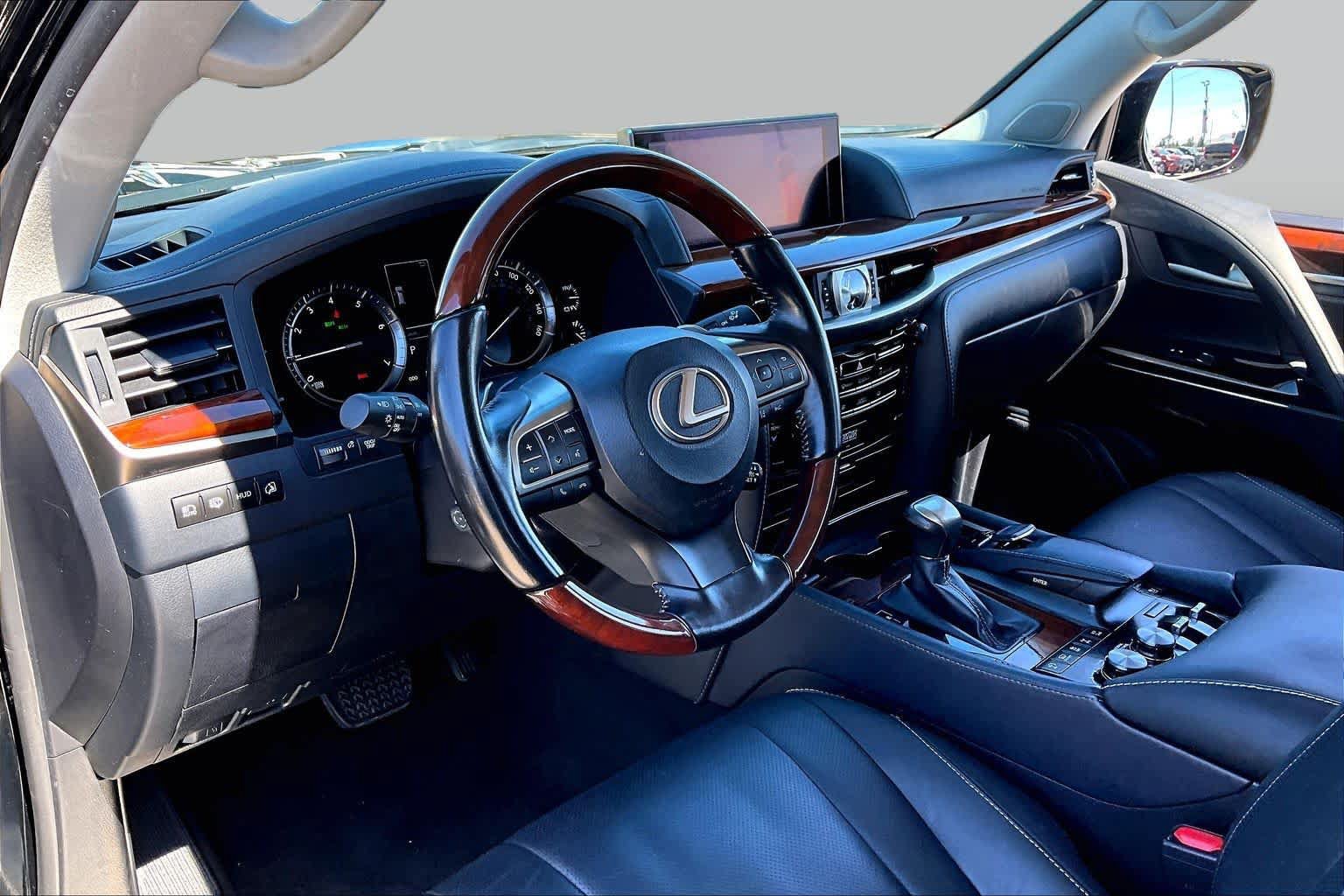 Used 2021 Lexus LX 570 4WD w/ Luxury Package image 18