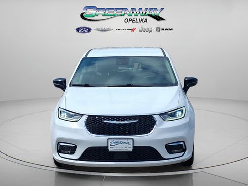 Used 2024 Chrysler Pacifica Touring-L FWD image 2