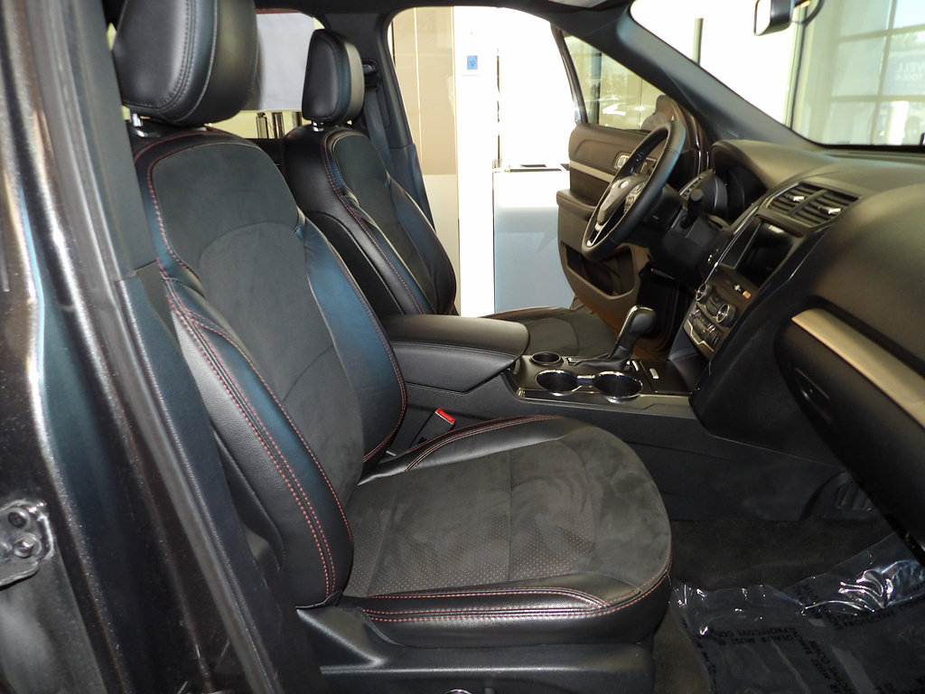Used 2018 Ford Explorer XLT w/ Equipment Group 202A FWD image 14