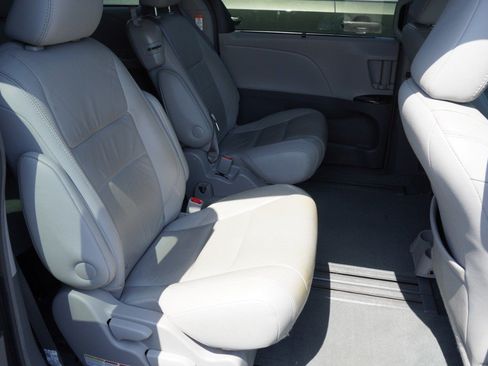 Used 2017 Toyota Sienna XLE w/ XLE Navigation Package FWD image 13