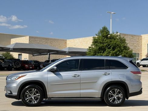 Used 2016 Toyota Highlander XLE FWD image 3