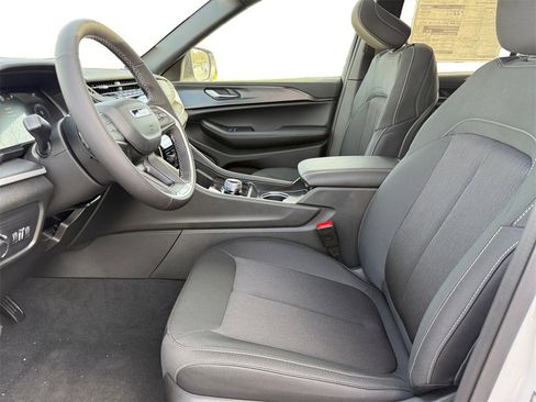 New 2025 Jeep Grand Cherokee Laredo X image 9