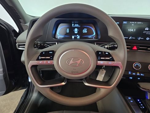 Used 2025 Hyundai Elantra SE image 12