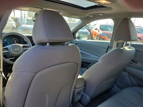 Used 2025 Hyundai Elantra SEL image 13