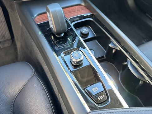 Used 2023 Volvo XC60 B5 Plus image 5