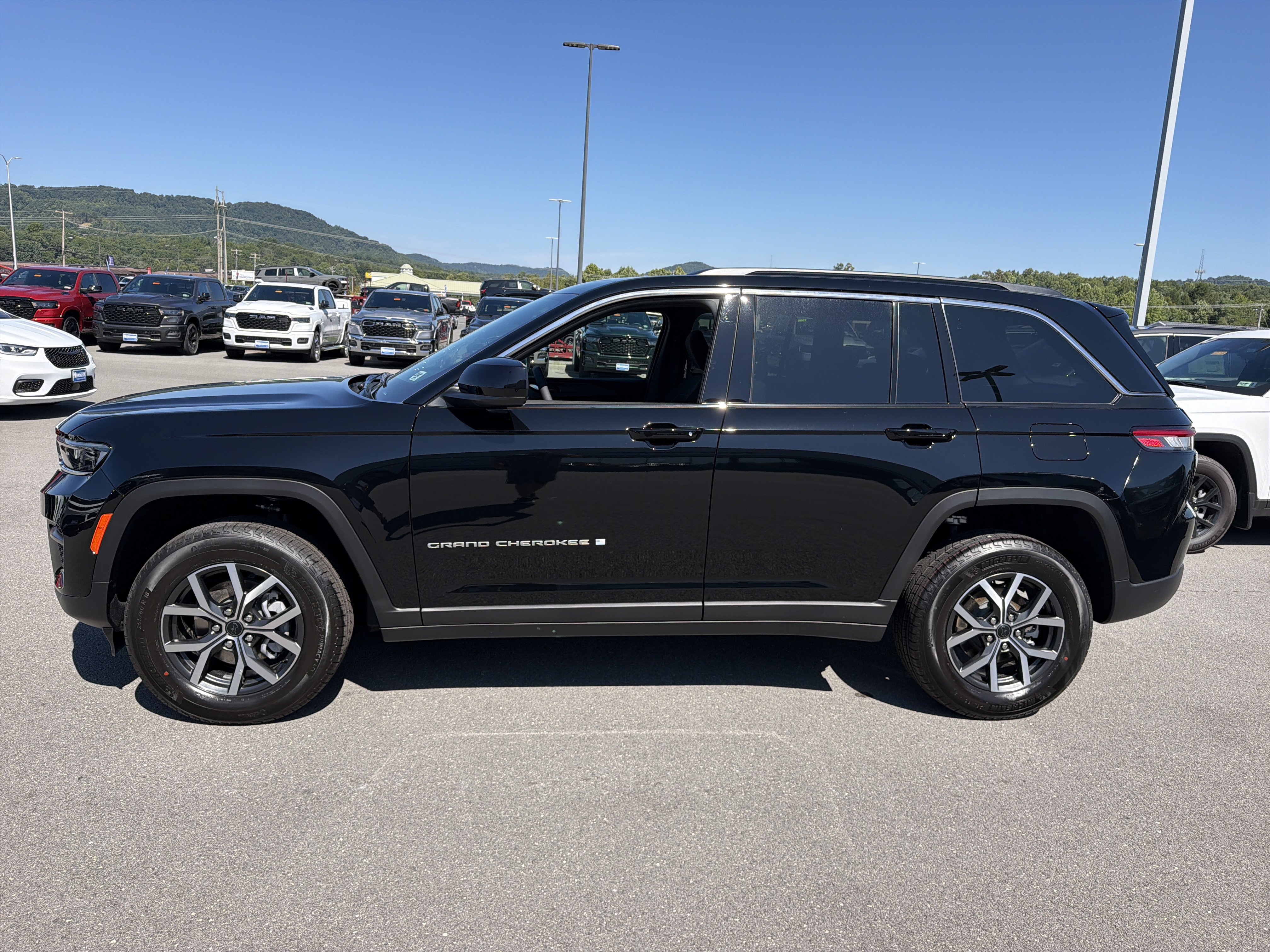 New 2027 Jeep Grand Cherokee Laredo X AWD/4WD image 10