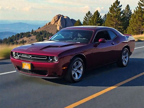 Used 2020 Dodge Challenger SXT image 4