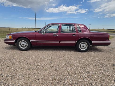 Used 1993 Lincoln Town Car Executive RWD image 2