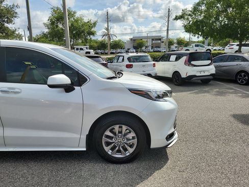 Certified 2025 Toyota Sienna XLE FWD image 8