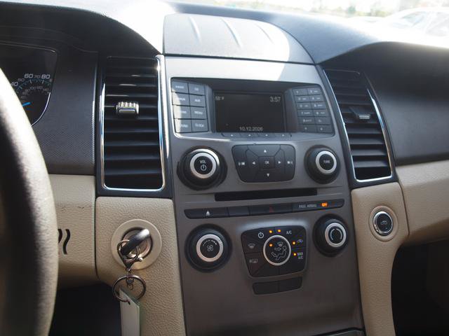Used 2016 Ford Taurus SE FWD image 10