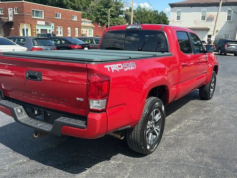 Used 2017 Toyota Tacoma TRD Sport AWD/4WD image 5