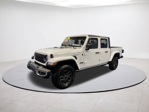 Certified 2024 Jeep Gladiator Sport image 3