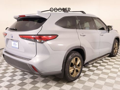 Used 2022 Toyota Highlander Bronze Edition FWD image 22