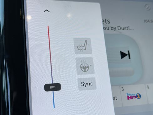 Used 2024 Chrysler Pacifica Touring-L image 27