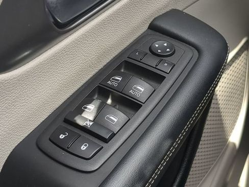 Used 2023 Chrysler Pacifica Touring-L FWD image 30
