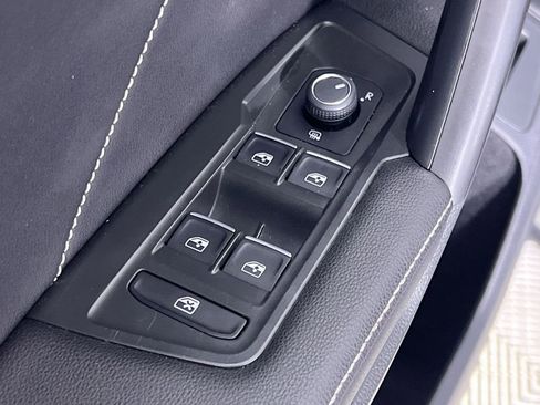 Used 2024 Volkswagen Tiguan SE image 12