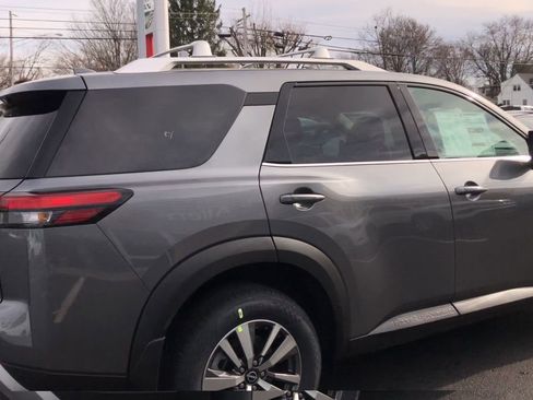 New 2025 Nissan Pathfinder SL image 8