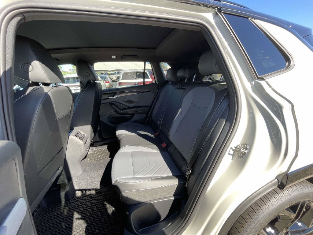 New 2026 Volkswagen Tiguan SE R-Line FWD image 13