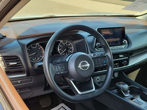 Used 2023 Nissan Rogue SV FWD image 9