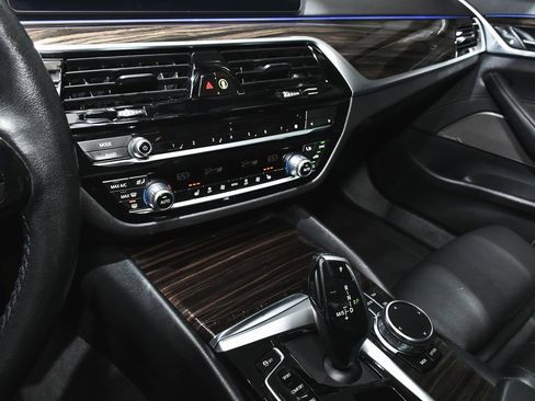 Used 2023 BMW 530i xDrive w/ Premium Package image 53