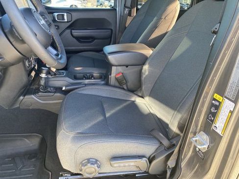 Used 2024 Jeep Gladiator Sport image 9