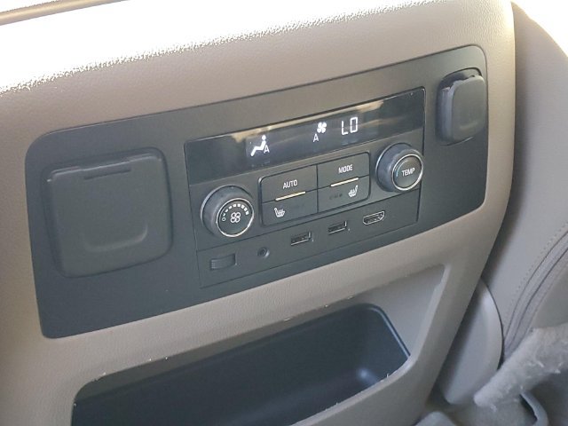 Used 2018 Chevrolet Suburban Premier RWD image 32