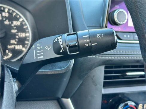 Used 2023 Nissan Rogue SV image 13