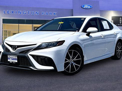 Used 2022 Toyota Camry SE FWD image 3