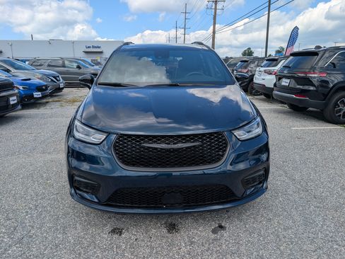 Used 2025 Chrysler Pacifica Limited FWD image 8